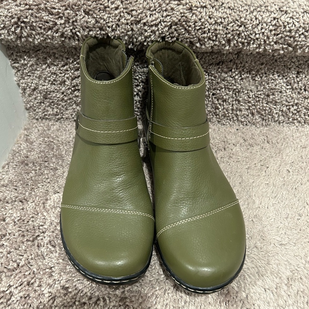 Clark boots 💚